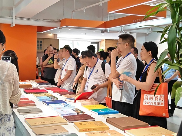 金秋彩印样品展示区域参观