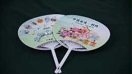 广告扇子印刷选 PP 塑料还是纸质？金秋彩印为你解惑